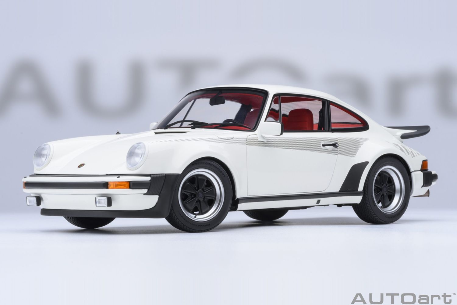 1:18 Autoart - Porsche 911 (930) Turbo 3.0 (Grand Prix White) 1:18 Autoart - Porsche 911 (930) Turbo 3.0 (Grand Prix White)