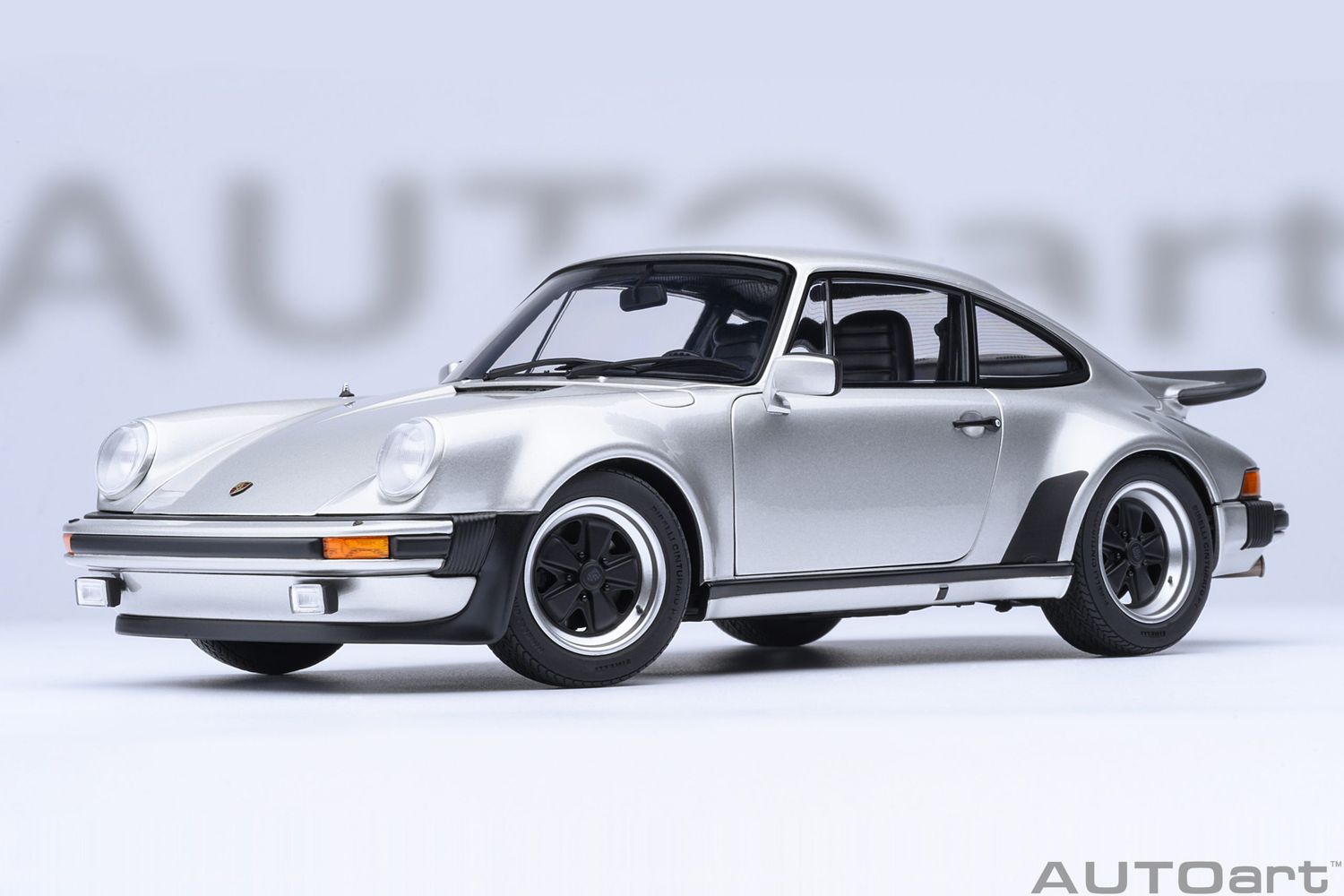 1:18 Autoart - Porsche 911 (930) Turbo 3.0 (Silver Metallic)