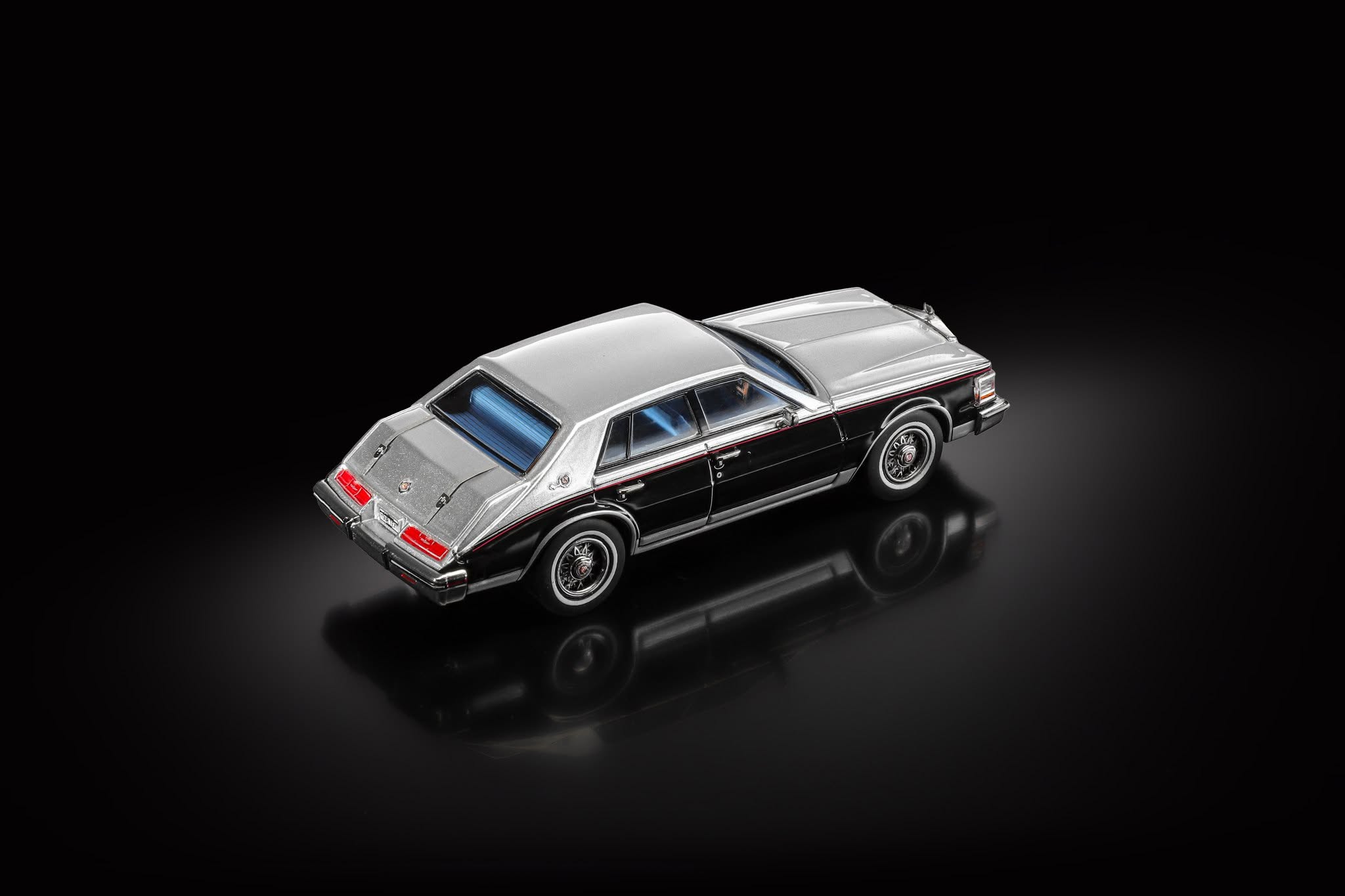 1:64 Sunstar - 1980 Cadillac Seville Schwarz / Dunkelgrau