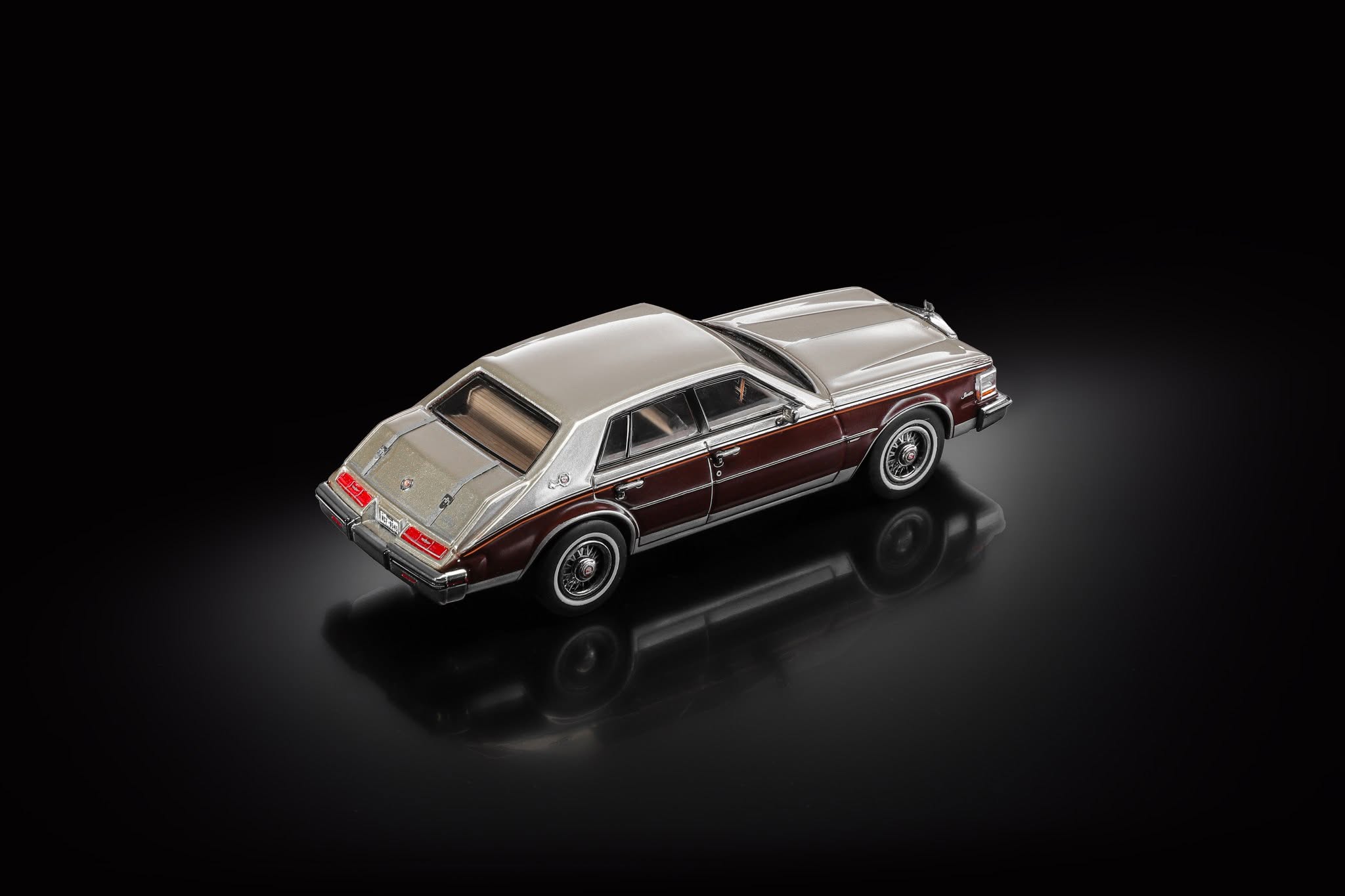 1:64 Sunstar - 1980 Cadillac Seville Dunkelbraun / Dunkelbeige
