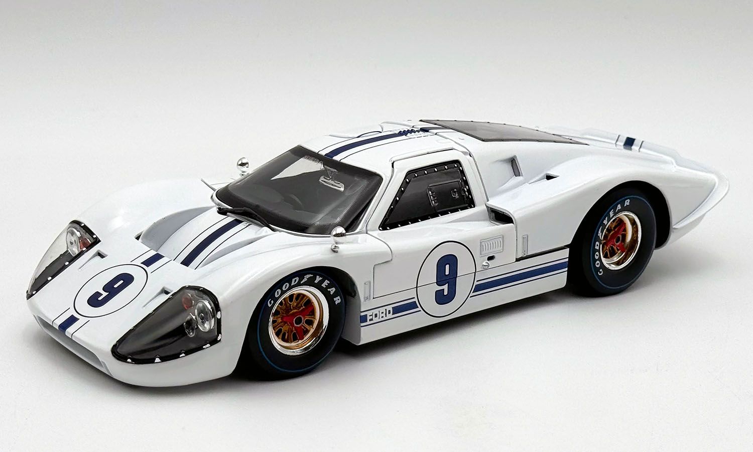 1:18 Shelby Collectibles - #9 1967 Ford GT40 MK IV - J9
