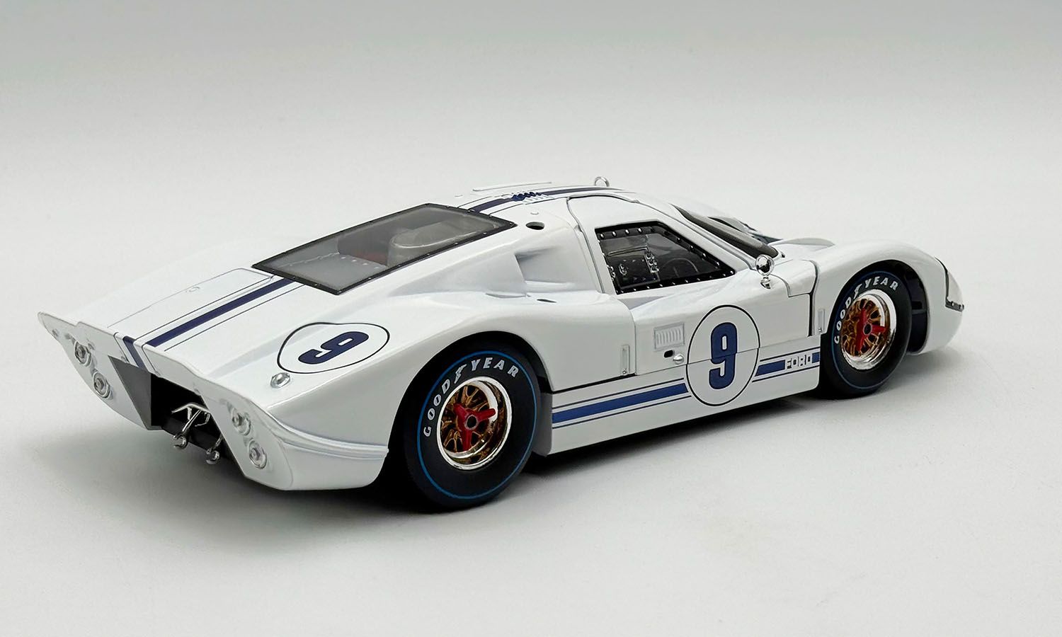 1:18 Shelby Collectibles - #9 1967 Ford GT40 MK IV - J9