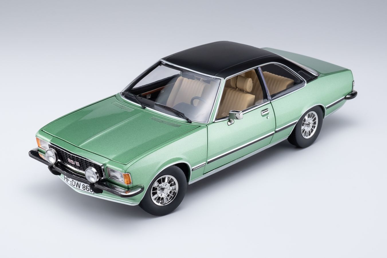 1:18 Touring Modelcars - Opel Commodore B GS/E Coupé 1975 - jade green  met.
