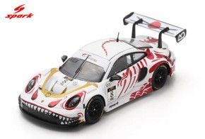 1:18 Spark - Porsche 911 GT3 R #8 AO Racing 1000 km Suzuka 2026 L. Heinrich / A. Picariello / J. Andlauer – Sieger / With Pit Board