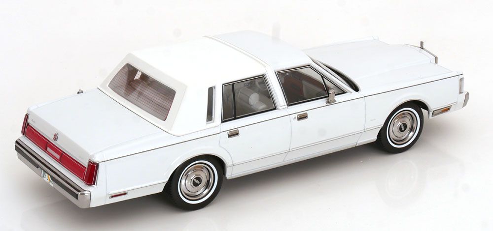 1:18 KK Scale - Lincoln Town Car Miami Vice TV Series 1985 weiß