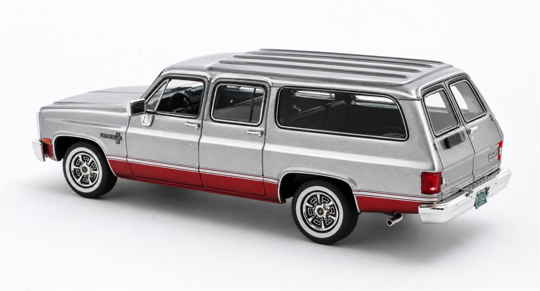 1:43 Matrix - 1981 Chevrolet Suburban Silver Red