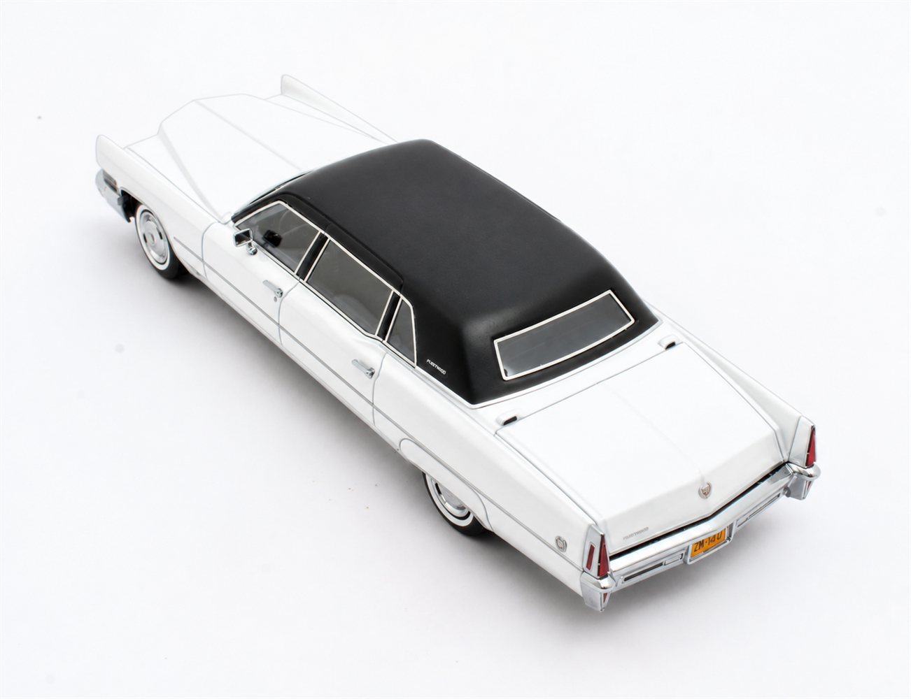 1:43 Matrix - 1970 Cadillac Fleetwood 75 Limousine White Black
