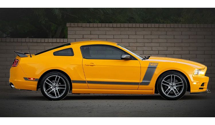 1:18 Shelby Collectibles - 2013 Ford Mustang Boss 302 Laguna Seca School Bus Yellow
