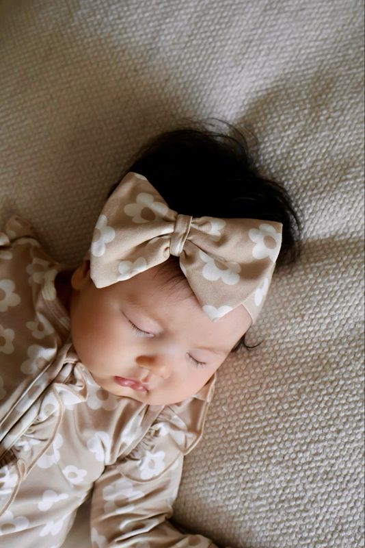 Cuddly Bow in Beige Flowers