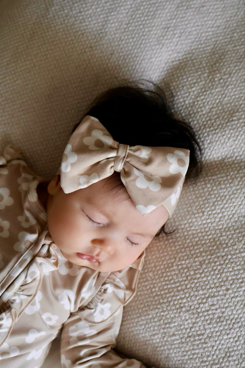 Cuddly Bow in Beige Flowers