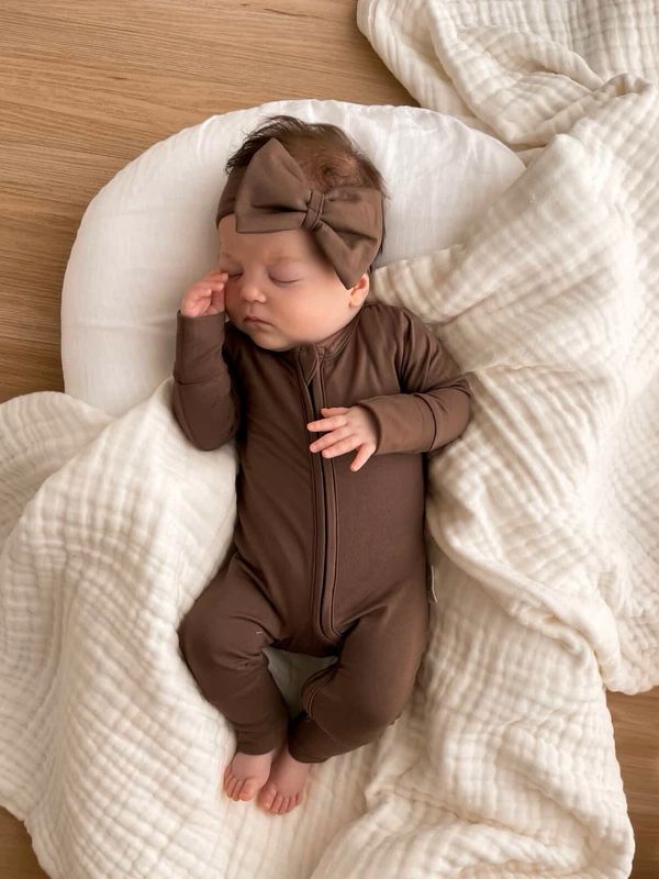 Cuddly Bow in Chocolate
