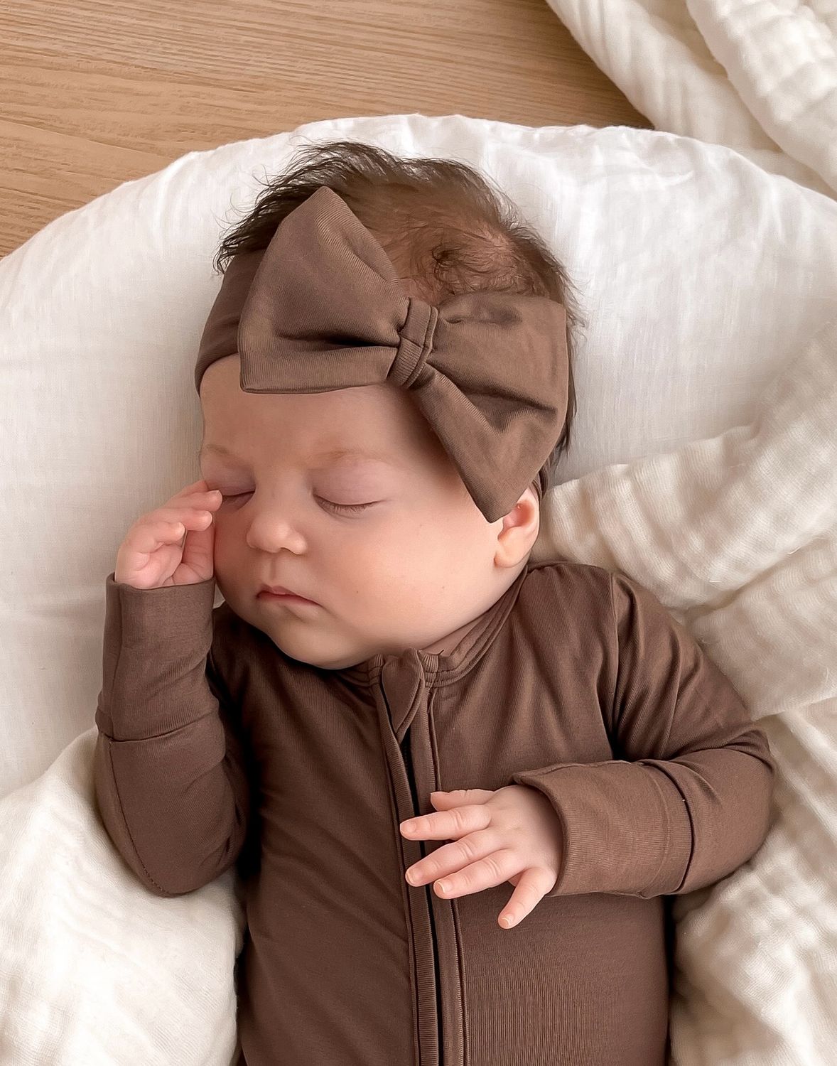 Cuddly Bow in Chocolate