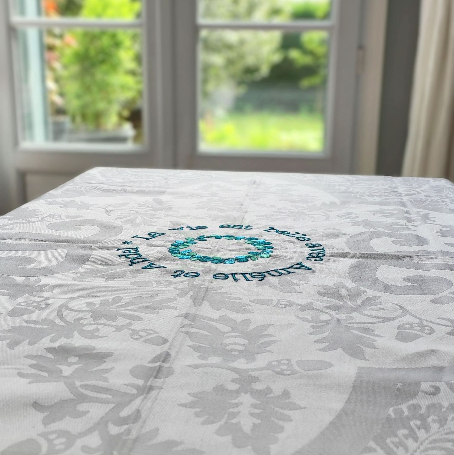 Nappe brodée "Le Jacquard Français"