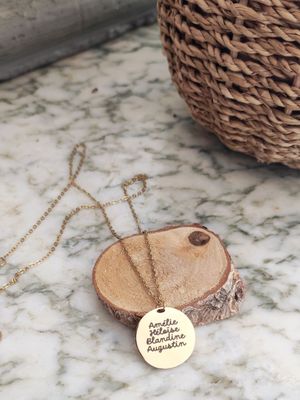 Collier doré avec médaille à personnaliser