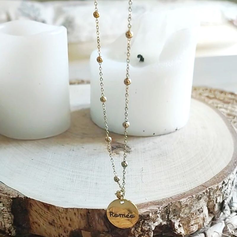 Collier doré boules avec médaille à personnaliser
