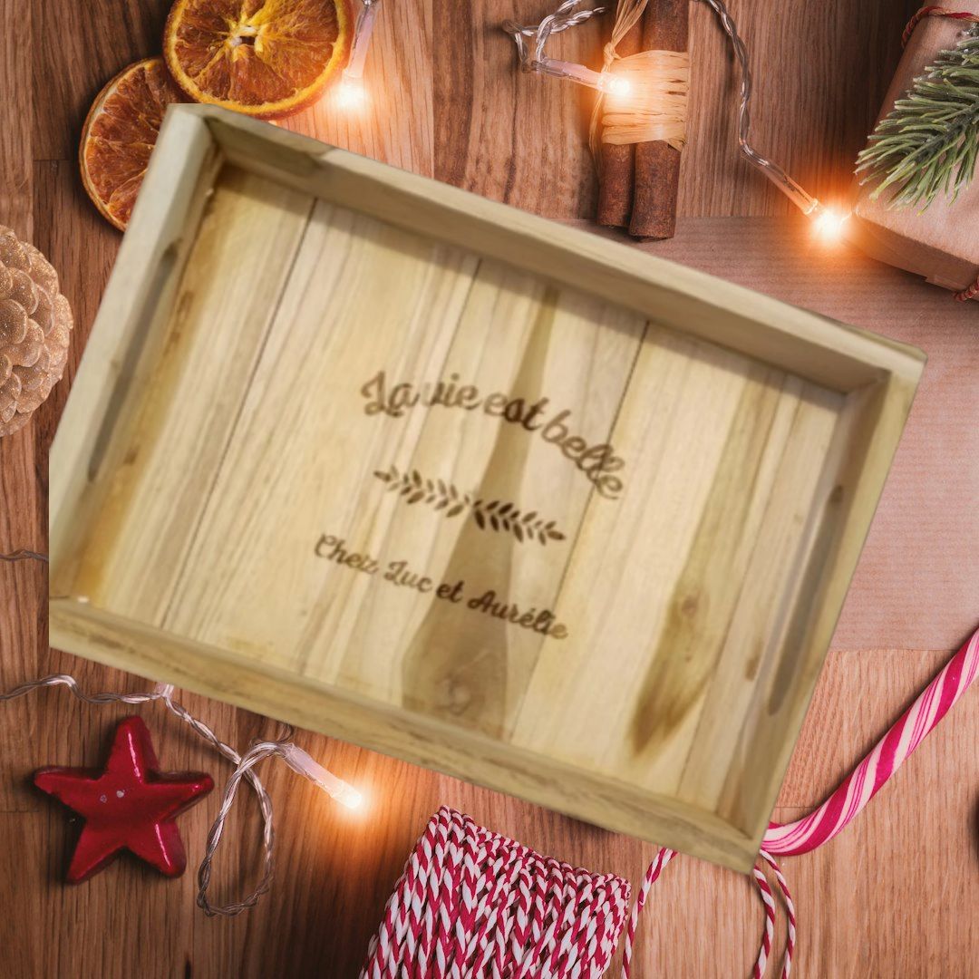 Plateau en bois gravé
