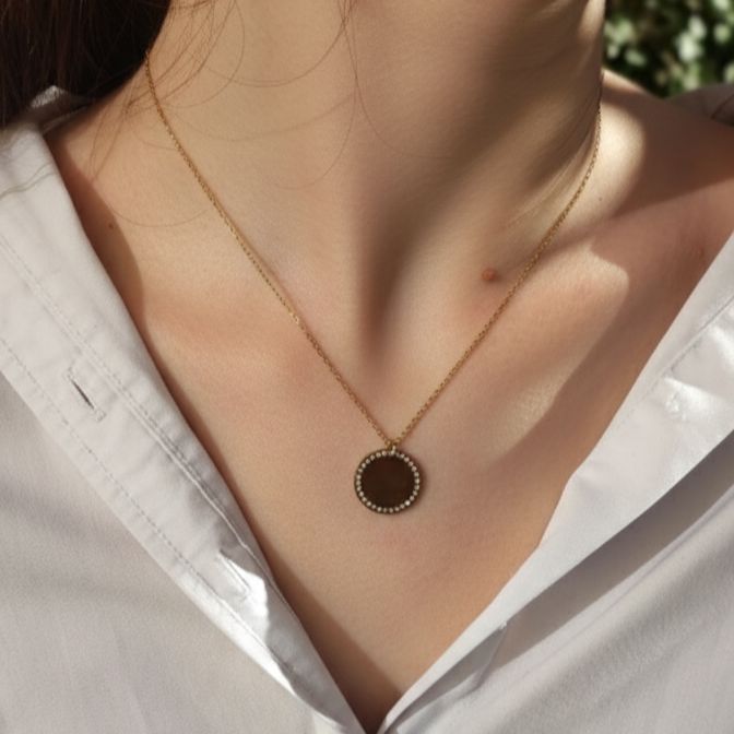 Chaine dorée avec médaille strass