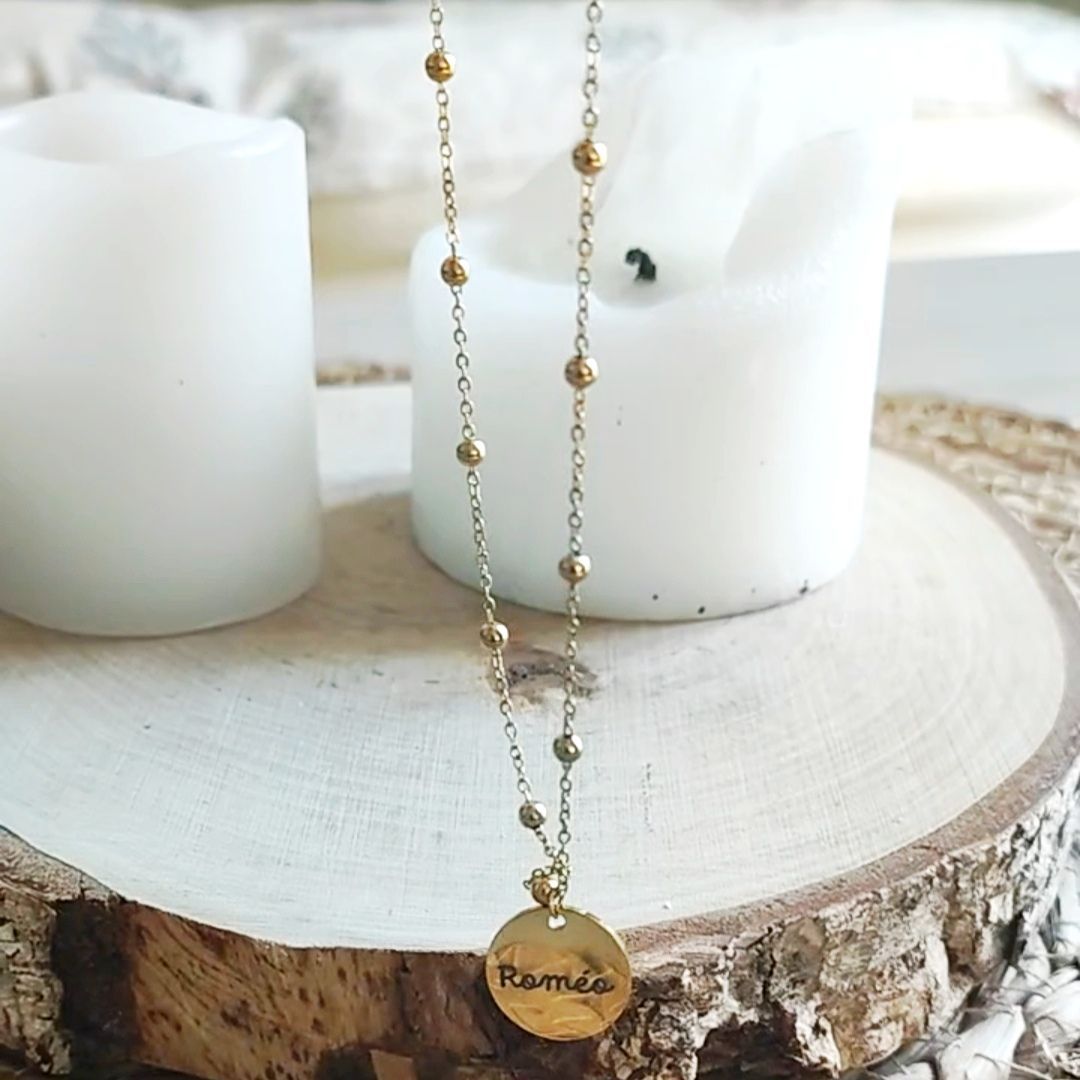 Collier doré boules avec médaille à personnaliser Collier doré boules avec médaille à personnaliser