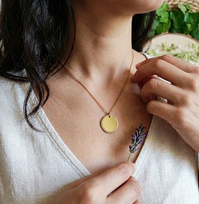 Collier médaille perlée personnalisable Collier médaille perlée personnalisable
