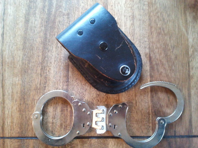 Gelenkhandschellen mit Ledergürteltasche