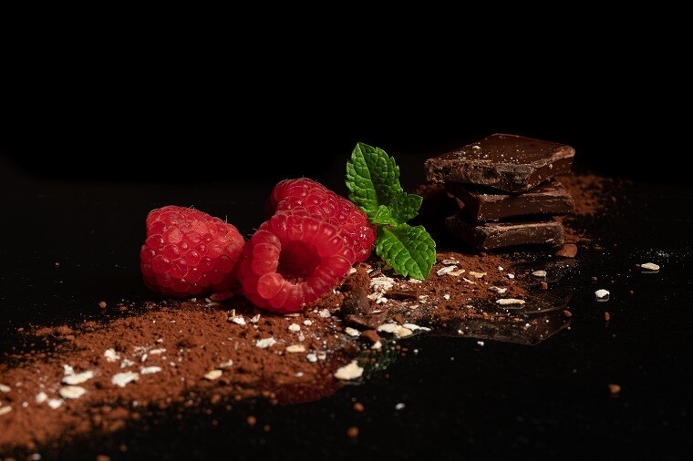 Himbeeren auf Kakao