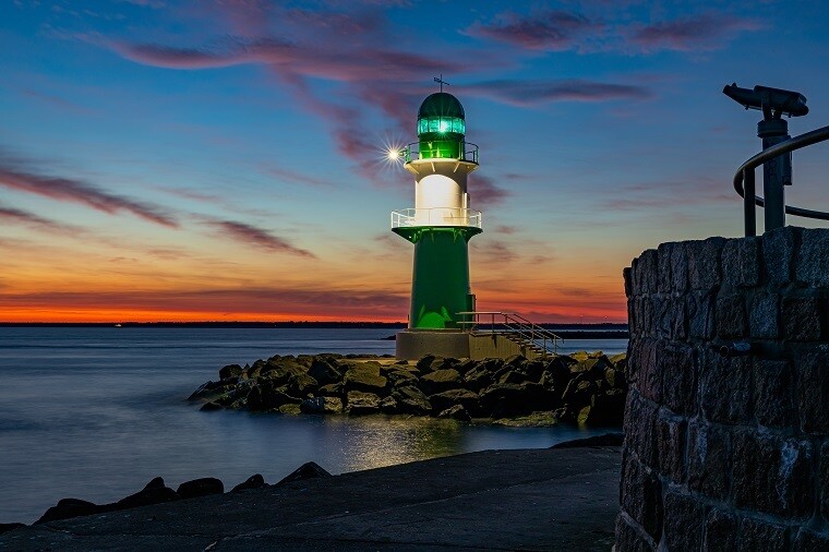 Sonnenaufgang am Leuchtturm in Warnemünde Sonnenaufgang am Leuchtturm in Warnemünde