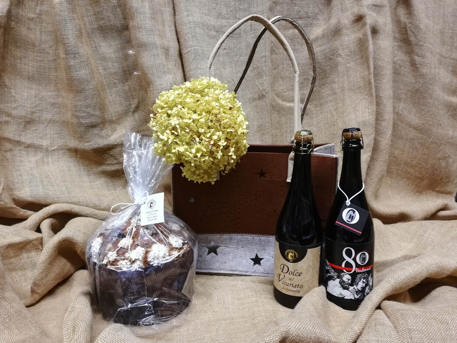 Borsa in Panno con Panettone Amarene e Vin Cot, Vini di Quistello Dolce e Rosso 80 Vendemmie - 2021 02
