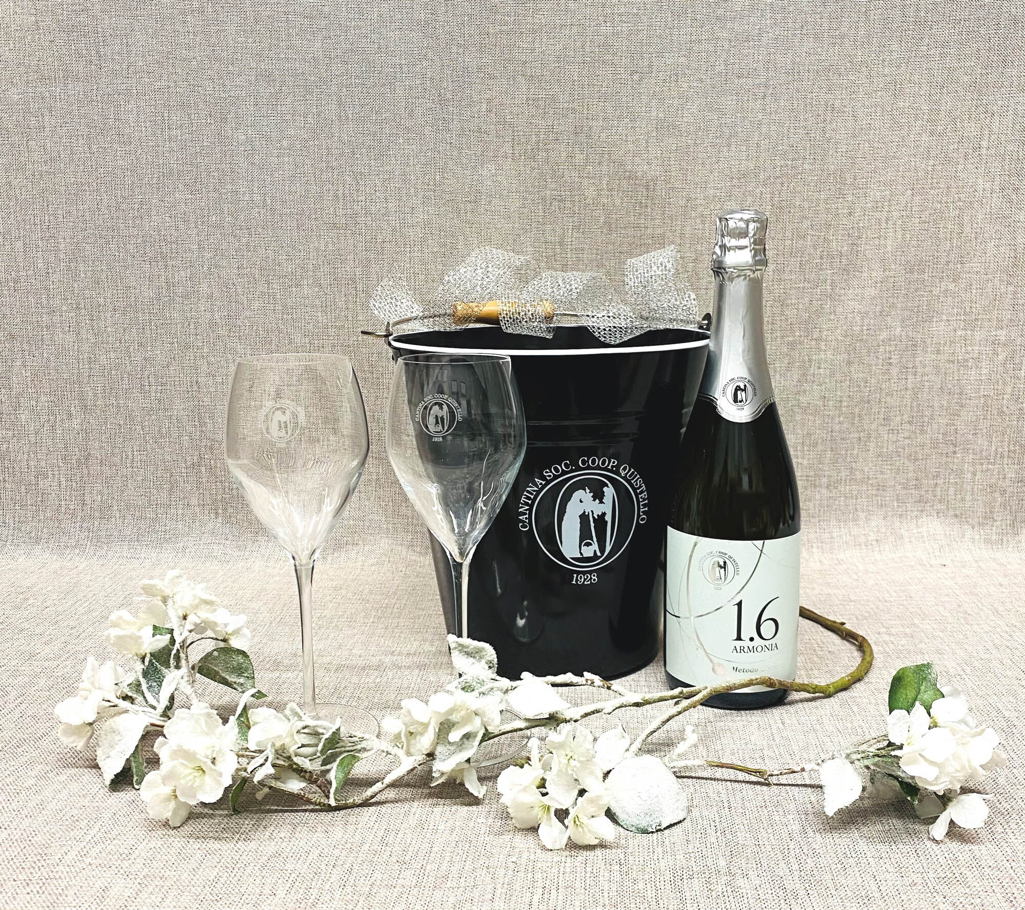 Freschezza con stile: 1.6 Armonia e portaghiaccio elegante in plexiglass nero e 2 calici con logo cantina - LA02