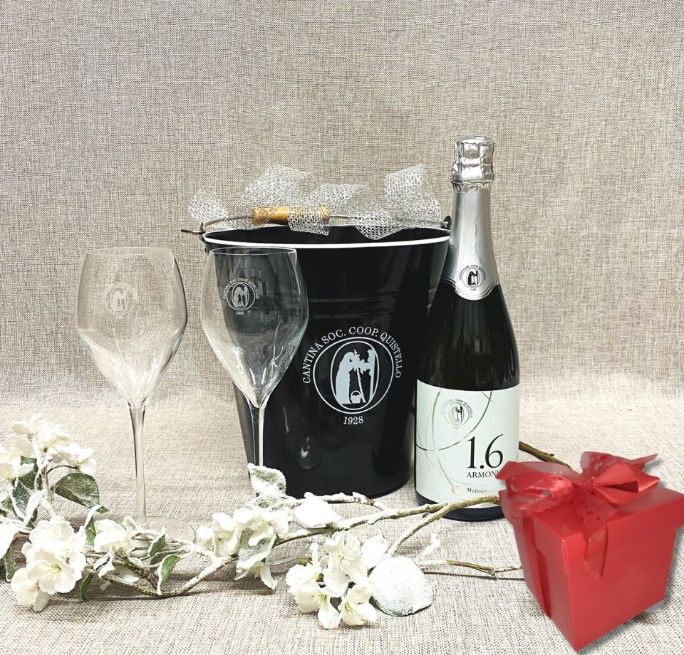 Freschezza con stile: 1.6 Armonia e portaghiaccio elegante in plexiglass nero e 2 calici con logo cantina - LA02