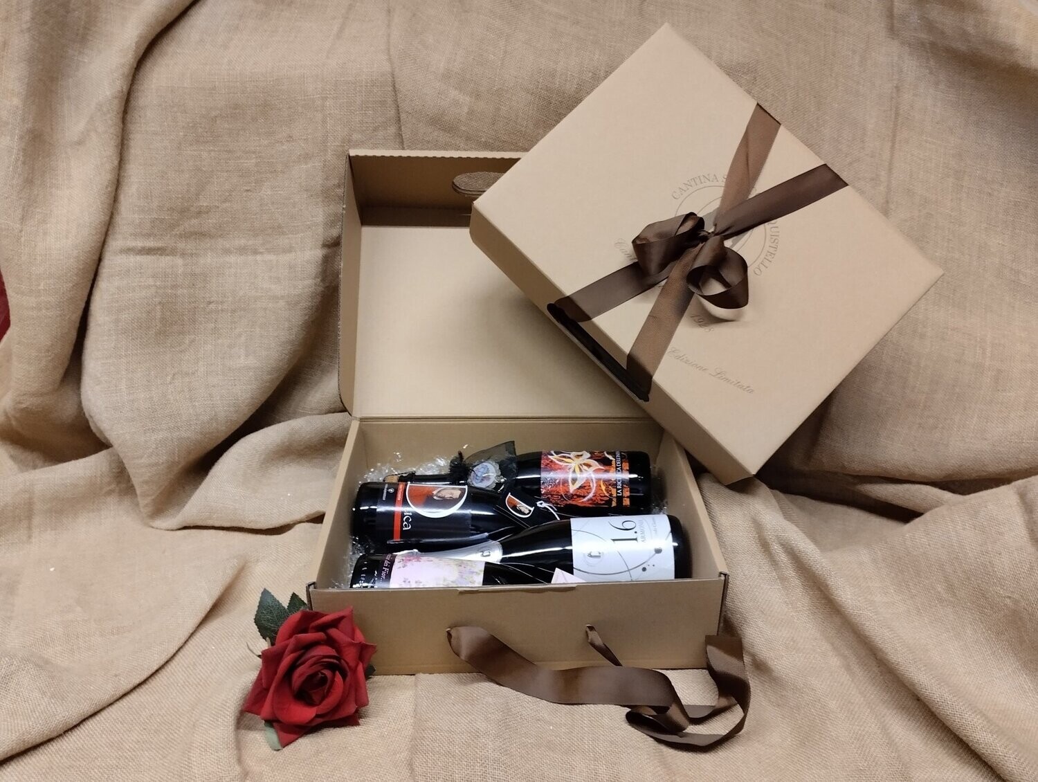 Gift Box con 4 Vini Selezionati: Armonia, Il Sogno del Duca, Grazie dei Fior, La Ricerca dell’Infinito - 2022-10 Gift Box con 4 Vini Selezionati: Armonia, Il Sogno del Duca, Grazie dei Fior, La Ricerca dell’Infinito - 2022-10