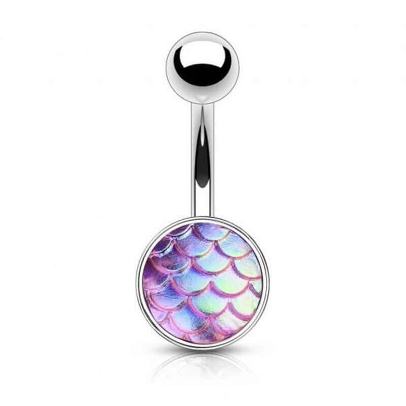 Bauchnabelpiercing mit metallischen Fischschuppen violett