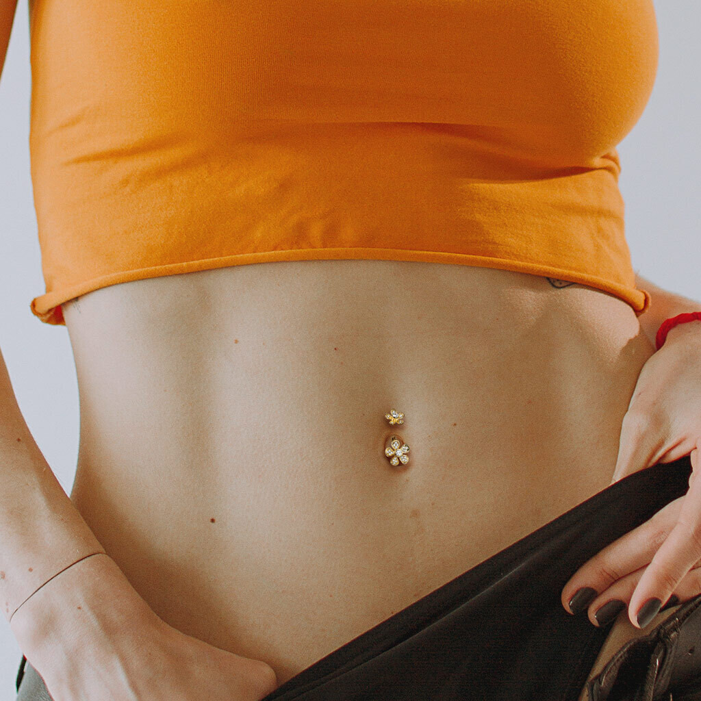 Bauchnabelpiercing mit doppel Blume vergoldet