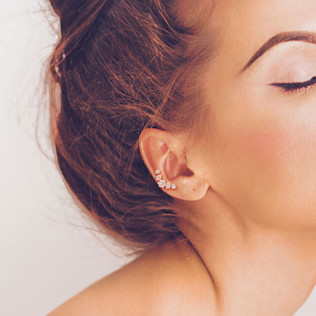 Helix Piercing mit fünf Kristallblumen vergoldet