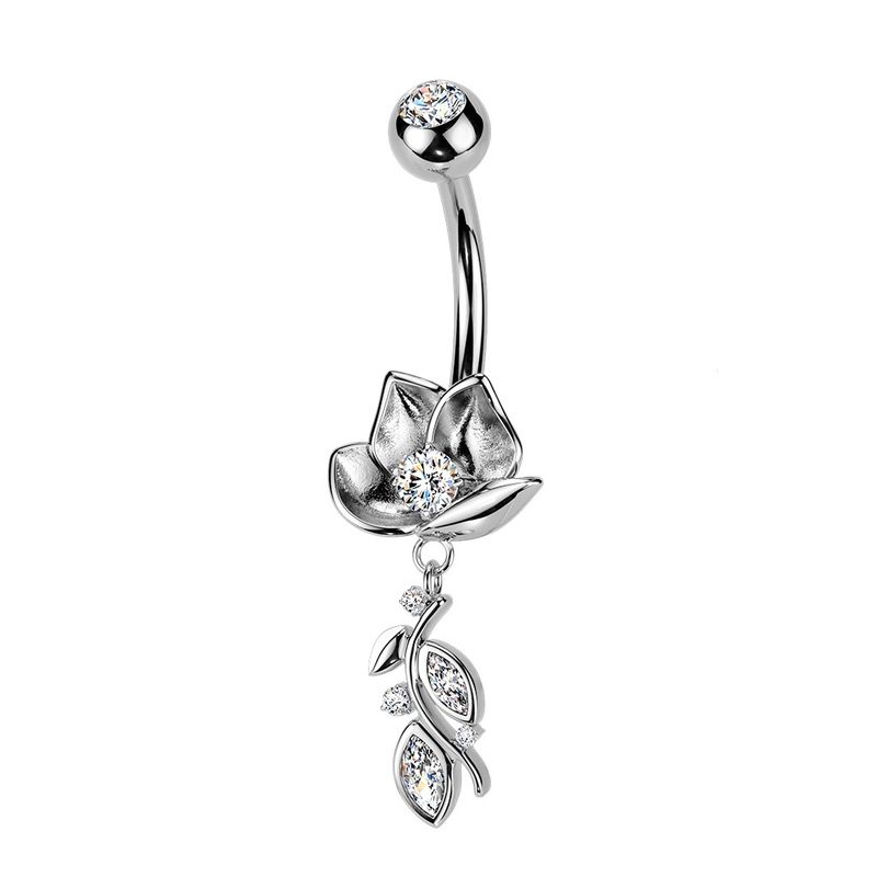 Bauchnabelpiercing mit Rosenblüte und Anhänger