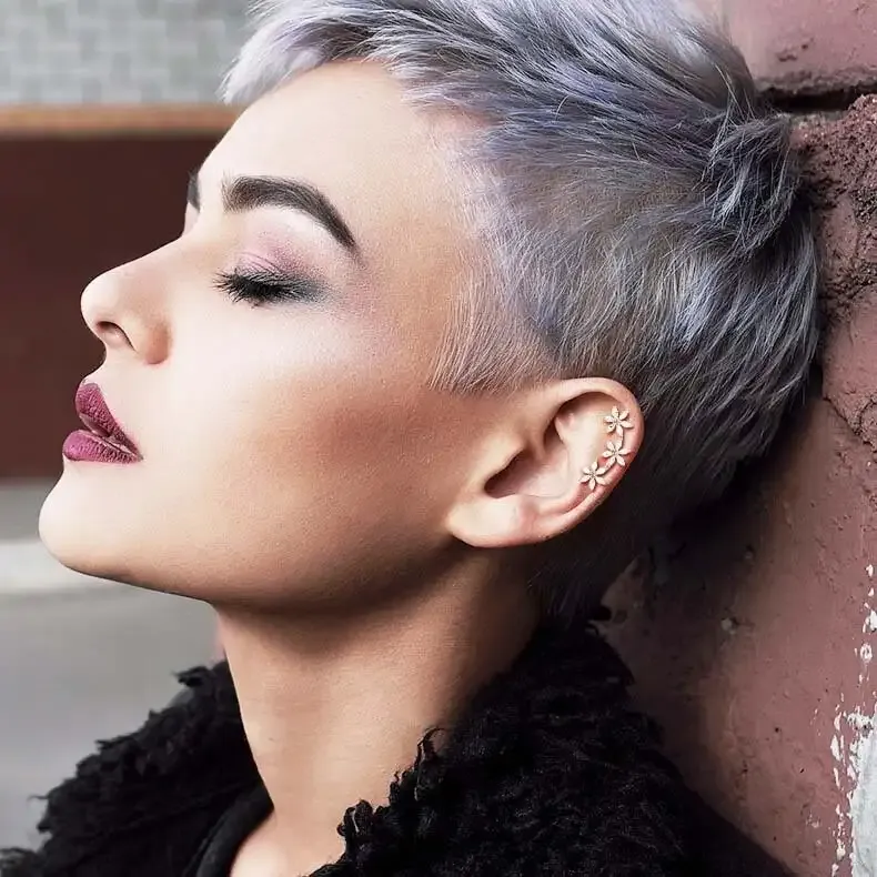 Helix Piercing mit drei Blumen aus Chirurgenstahl silber