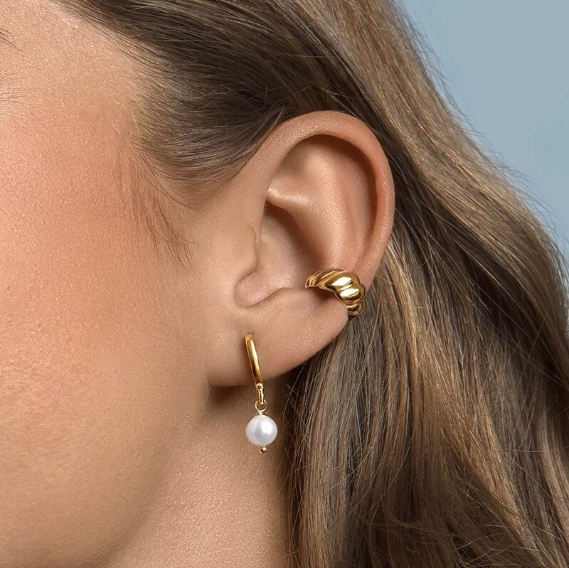 Piercing au nombril fabriqué en titane, hypoallergénique et résistant.