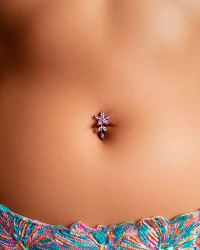 Umgedrehtes Bauchnabelpiercing Blumen Bouquet pink