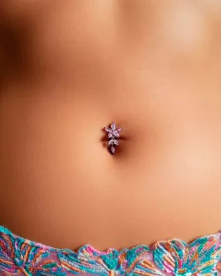 Umgedrehtes Bauchnabelpiercing Blumen Bouquet pink