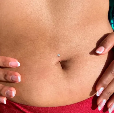 Banane aus Titan mit weissem Kristall