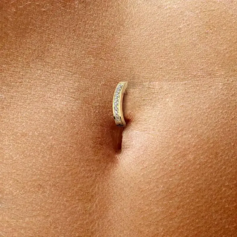 Goldenes Bauchnabelpiercing aus Titan mit Kristallen