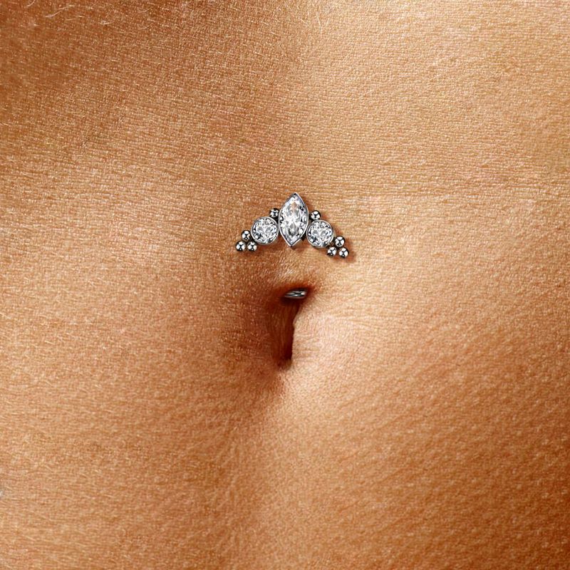 Piercing au nombril inversé blanc