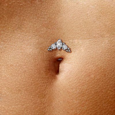 Bauchnabelpiercing umgedreht mit weissen Kristallen