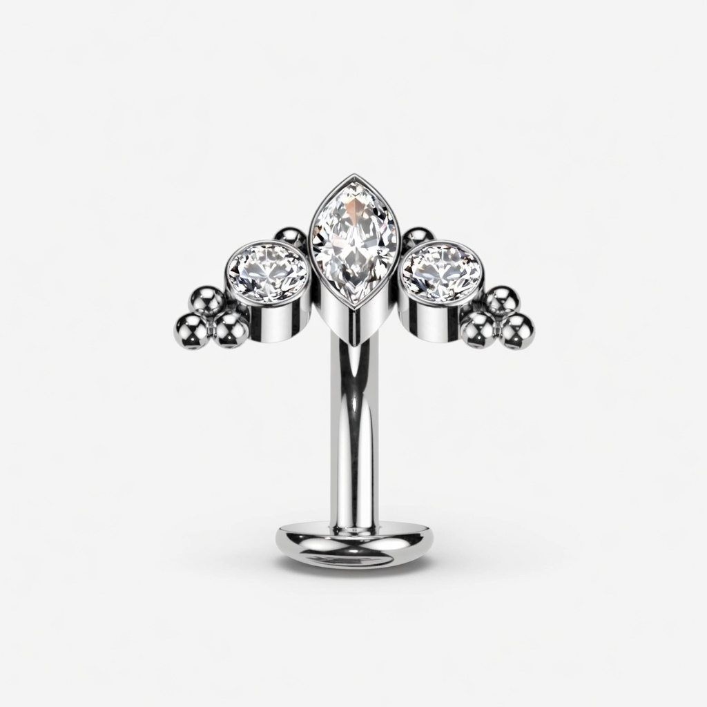 Bauchnabelpiercing umgedreht mit weissen Kristallen