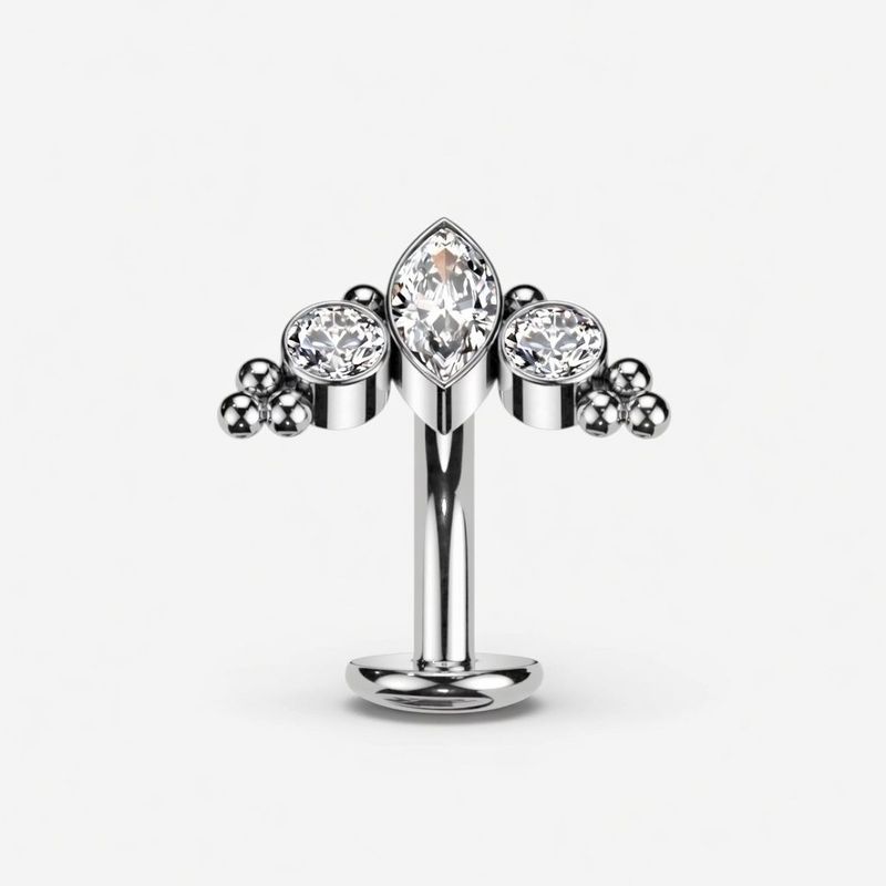 Piercing au nombril inversé blanc