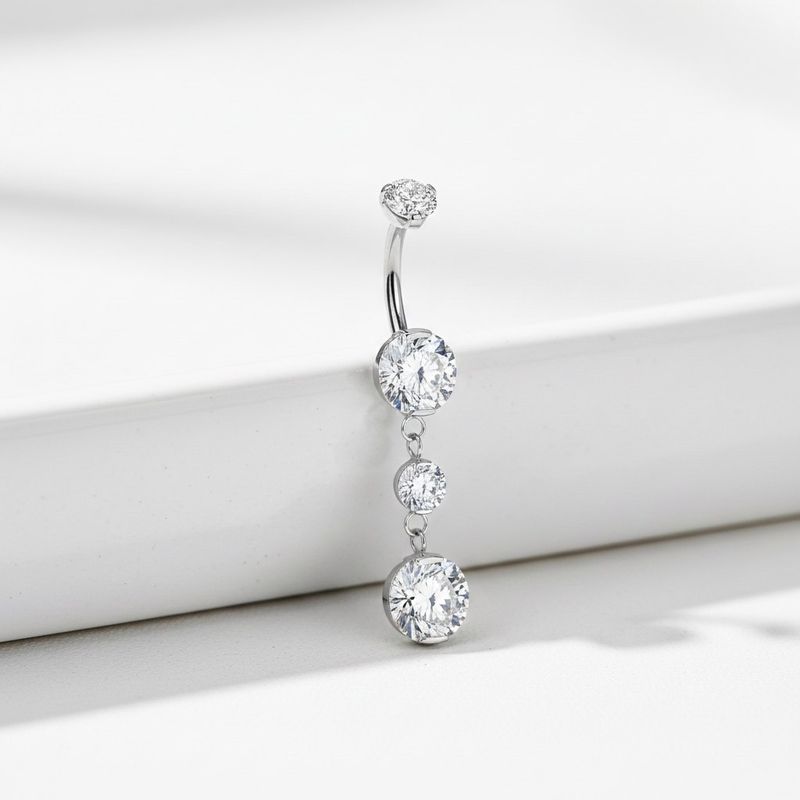 Piercing au nombril avec pendentif en zircones blanches