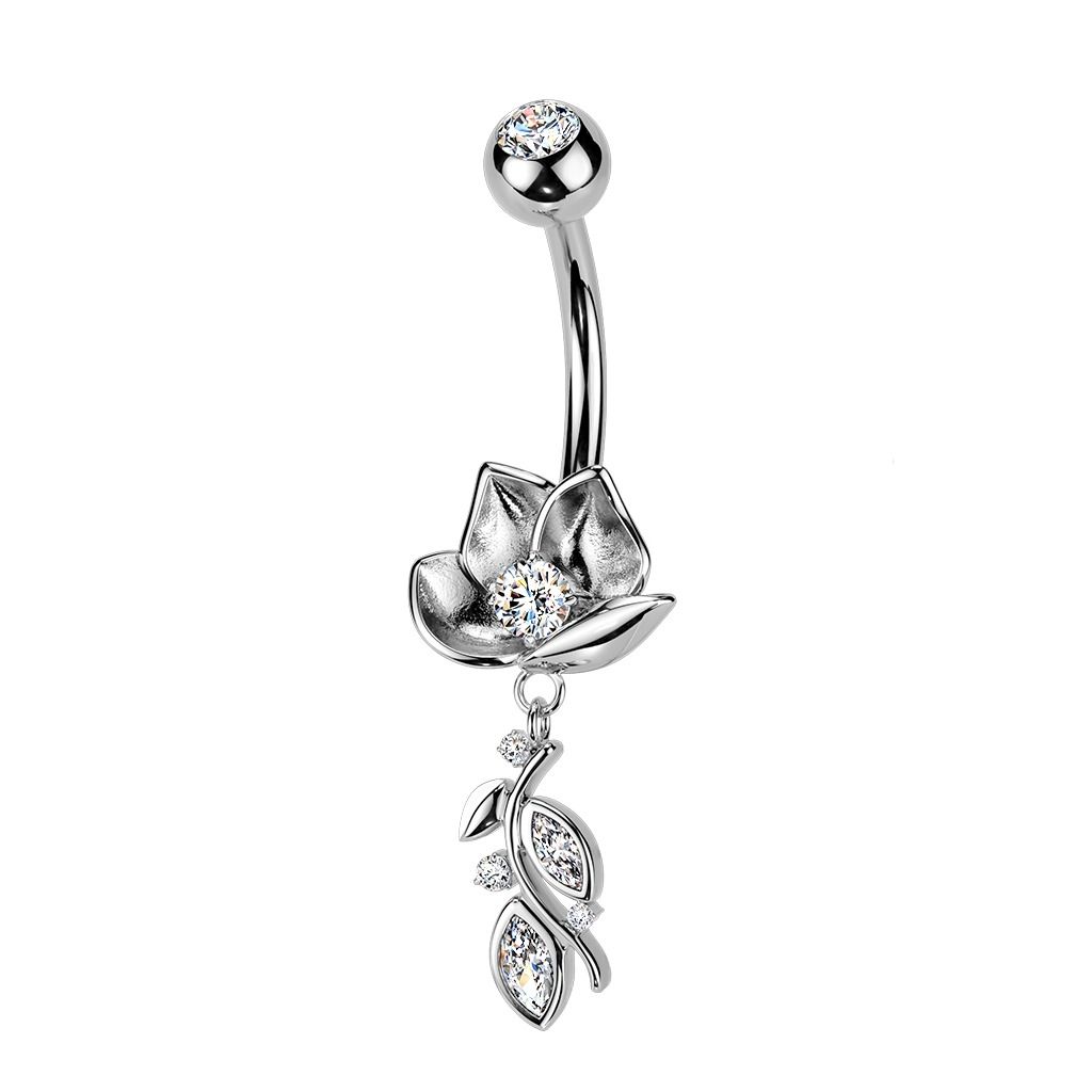 Bauchnabelpiercing mit Rosenblüte und Anhänger