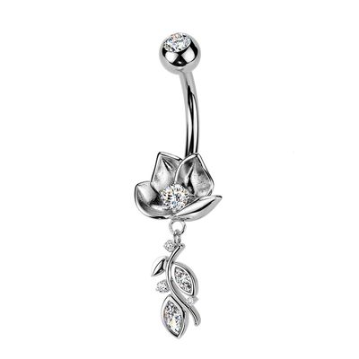 Bauchnabelpiercing mit Rosenblüte und Anhänger