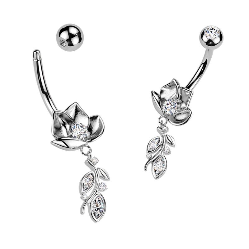 Piercing au nombril avec rose et pendentif