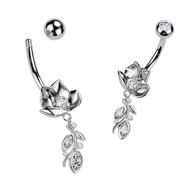 Bauchnabelpiercing mit Rosenblüte und Anhänger