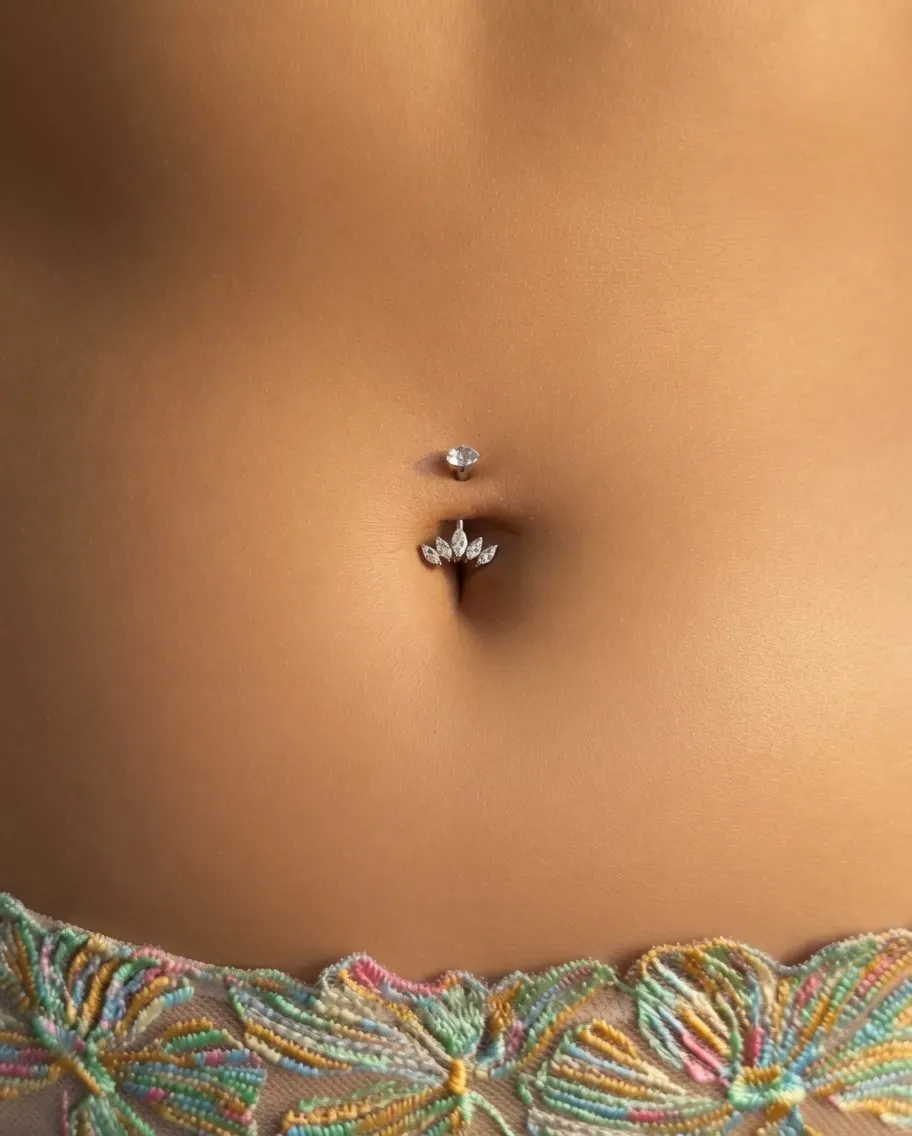 Piercing au nombril en titane avec filetage interne et couronne de zircons